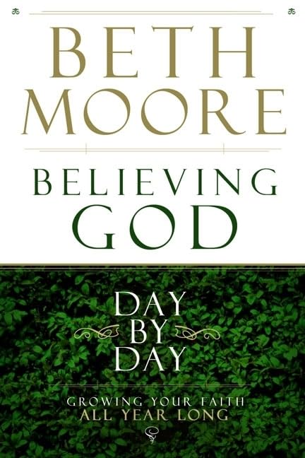 Believing God Day by Day: Growing Your Faith All Year Long 9780805447989