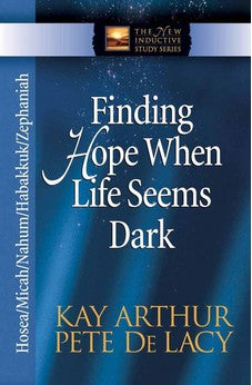 Finding Hope When Life Seems Dark: Hosea, Micah, Nahum, Habakkuk, and Zephaniah (The New Inductive Study Series) 9780736918251